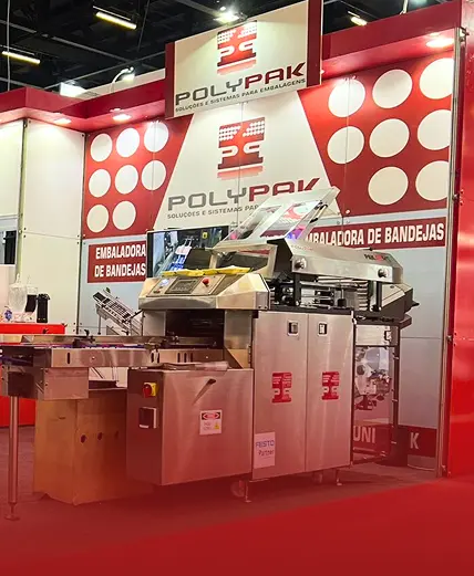 Banner das máquinas de embalar bandejas Polypak na FISPAL 2024